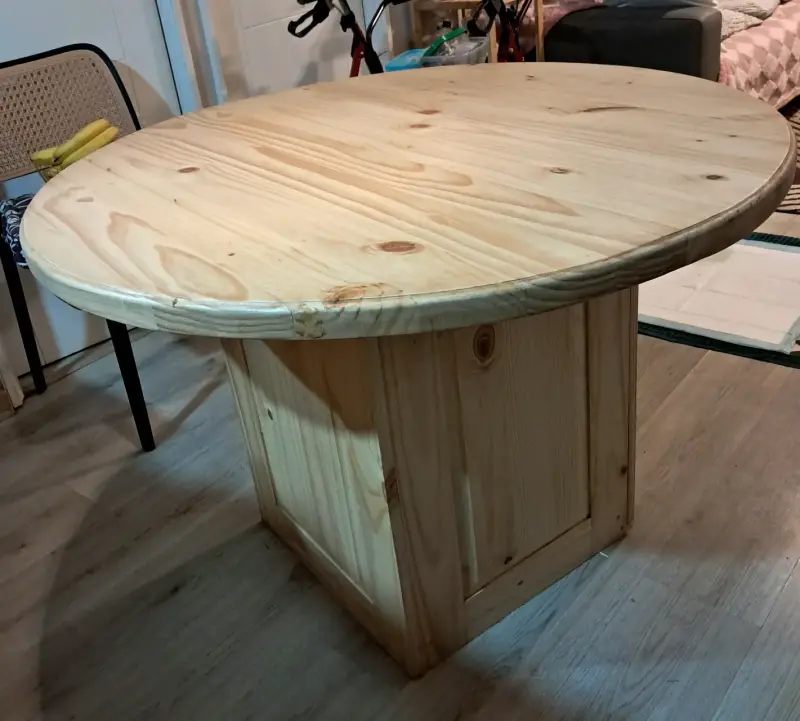 Mesa redonda de madera con almacenamiento - 2