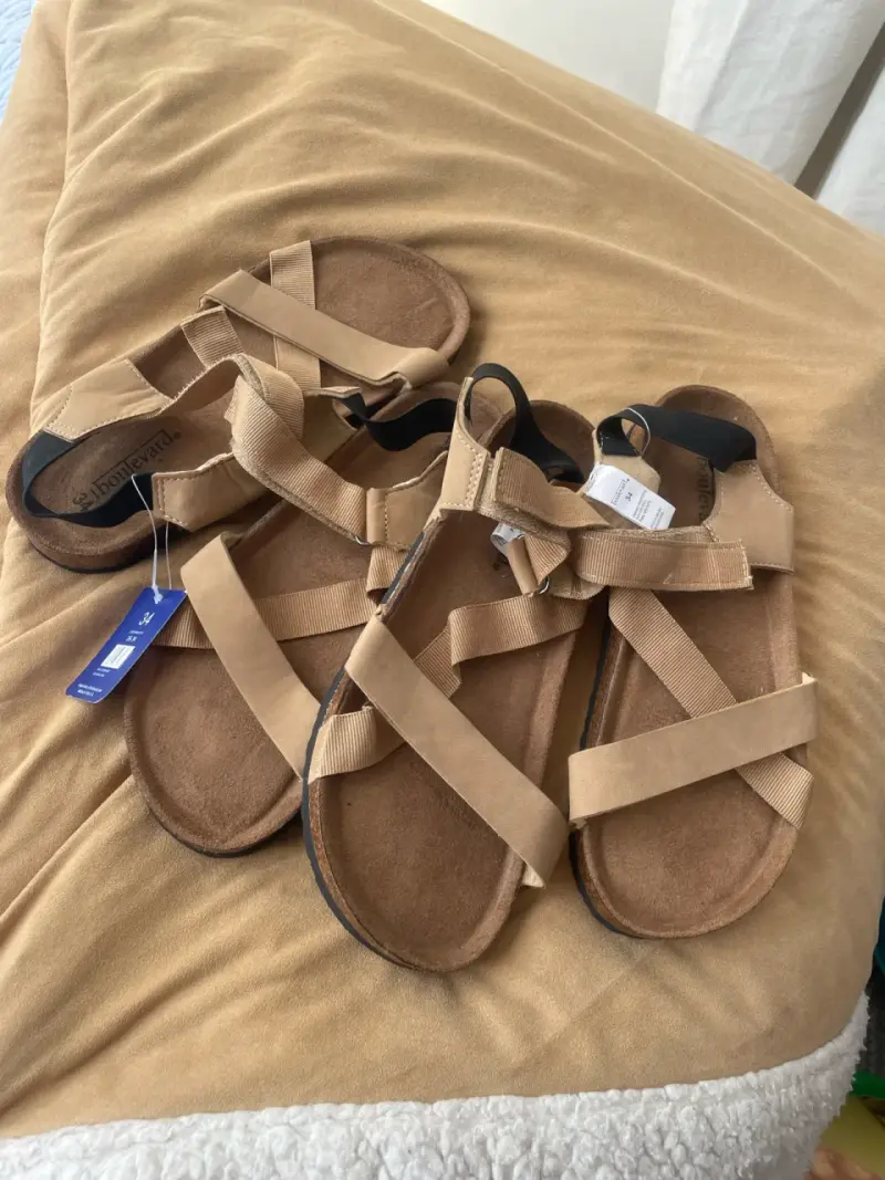 Sandalias planas color beige para mujer