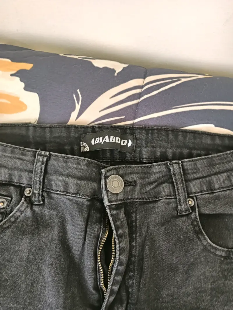Jeans negros con franjas amarillas Diaboo - 1