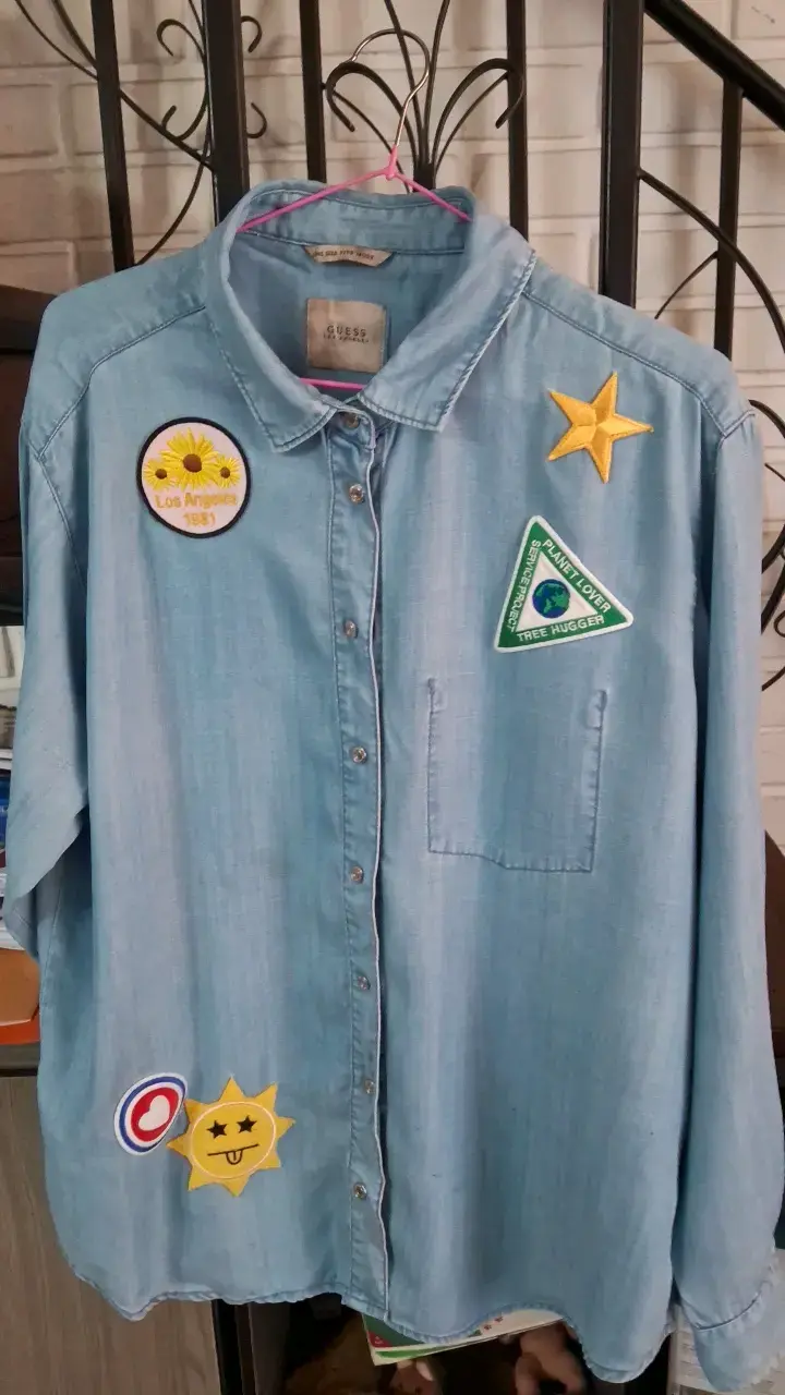 Camisa de mezclilla Guess con parches decorativos - 2