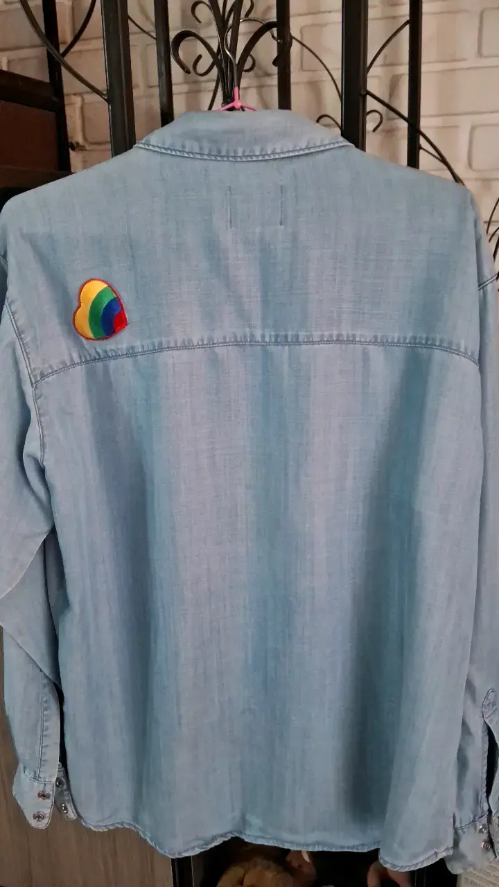 Camisa de mezclilla Guess con parches decorativos - 3