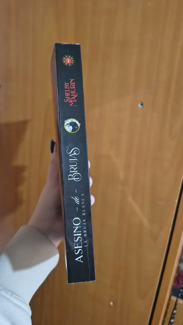 ALTERNATIVO Libro Asesino de Brujas Shelby Mahurin - 3