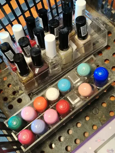 Lote de esmaltes y maquillaje variado - miniatura 1