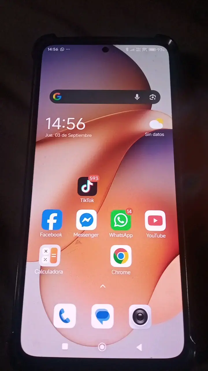 Smartphone Xiaomi con funda protectora - 1