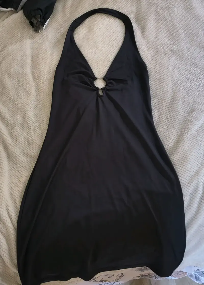 Vestido negro sin espalda con detalle de aro - 1