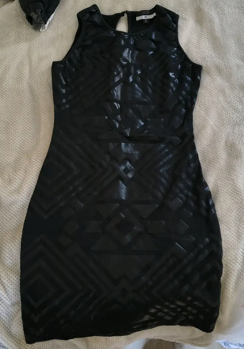Vestido negro con diseño geométrico - 1