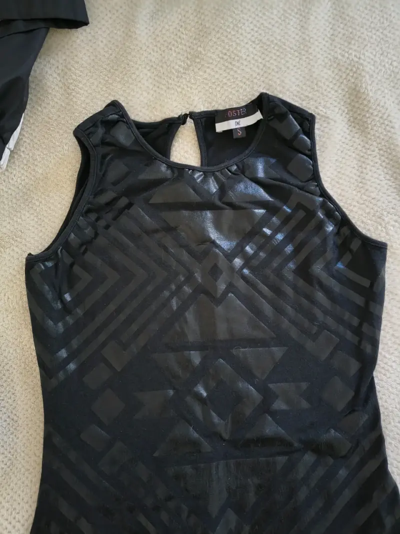 Vestido negro con diseño geométrico - 2