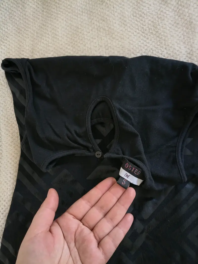 Vestido negro con diseño geométrico - 3