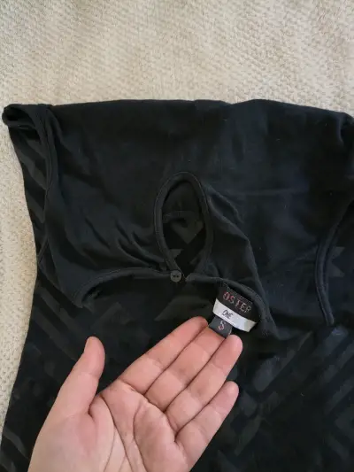 Vestido negro con diseño geométrico - miniatura 3