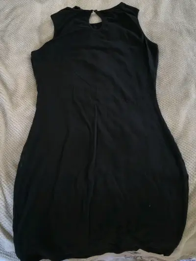 Vestido negro con diseño geométrico - miniatura 4