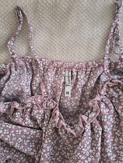Vestido floral rosa con tirantes - miniatura 3