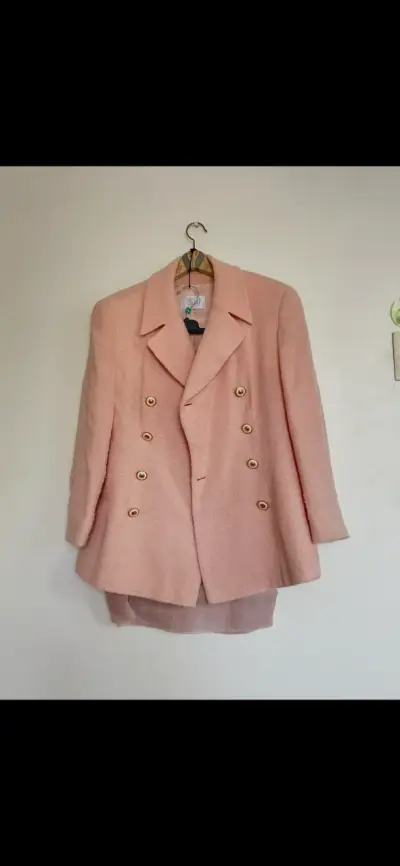 Blazer conjunto rosa de lana con botones dorados - miniatura 1