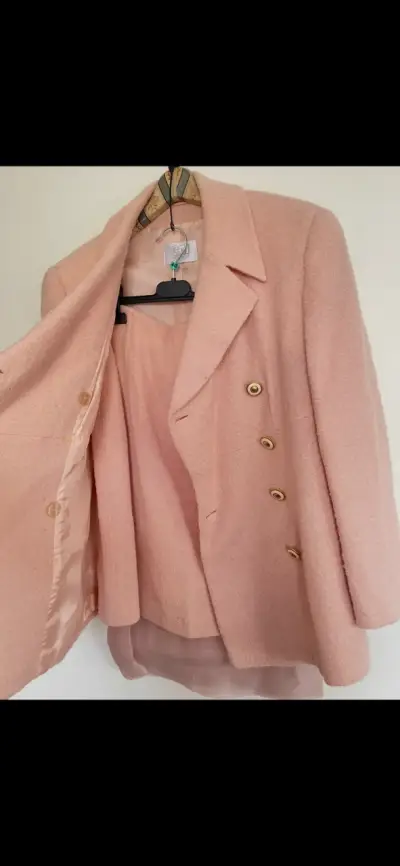 Blazer conjunto rosa de lana con botones dorados - miniatura 2