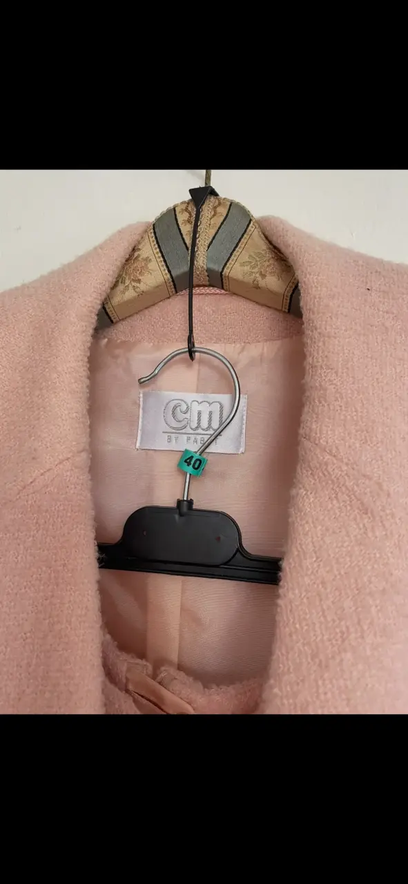 Blazer conjunto rosa de lana con botones dorados - 3