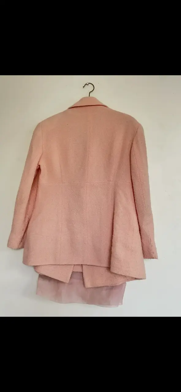 Blazer conjunto rosa de lana con botones dorados - 4
