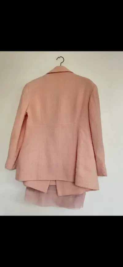 Blazer conjunto rosa de lana con botones dorados - miniatura 4
