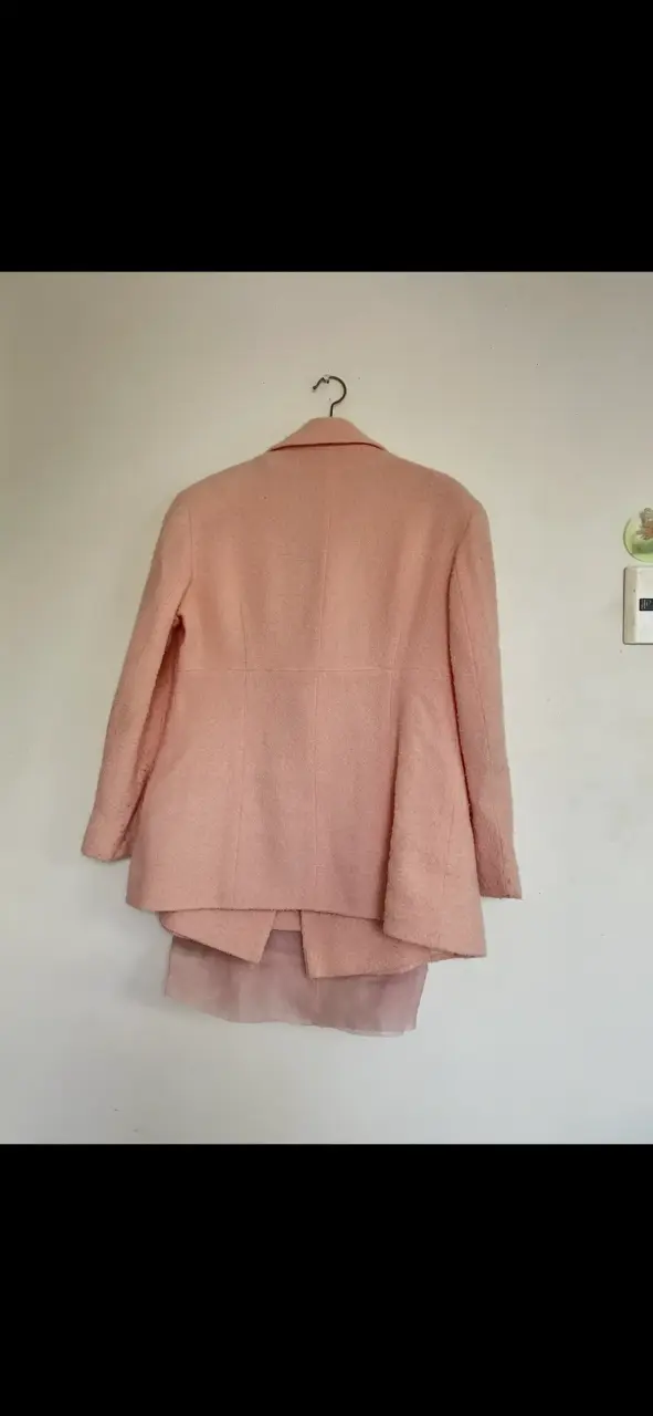 Blazer conjunto rosa de lana con botones dorados - 5