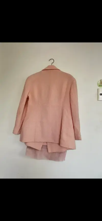 Blazer conjunto rosa de lana con botones dorados - miniatura 5