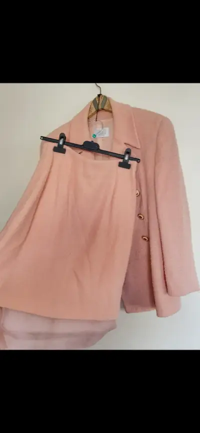 Blazer conjunto rosa de lana con botones dorados - miniatura 6