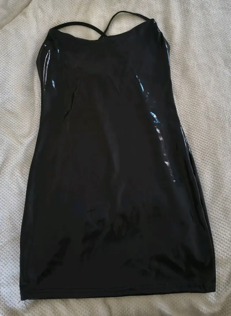 Vestido negro brillante con tirantes cruzados - 1