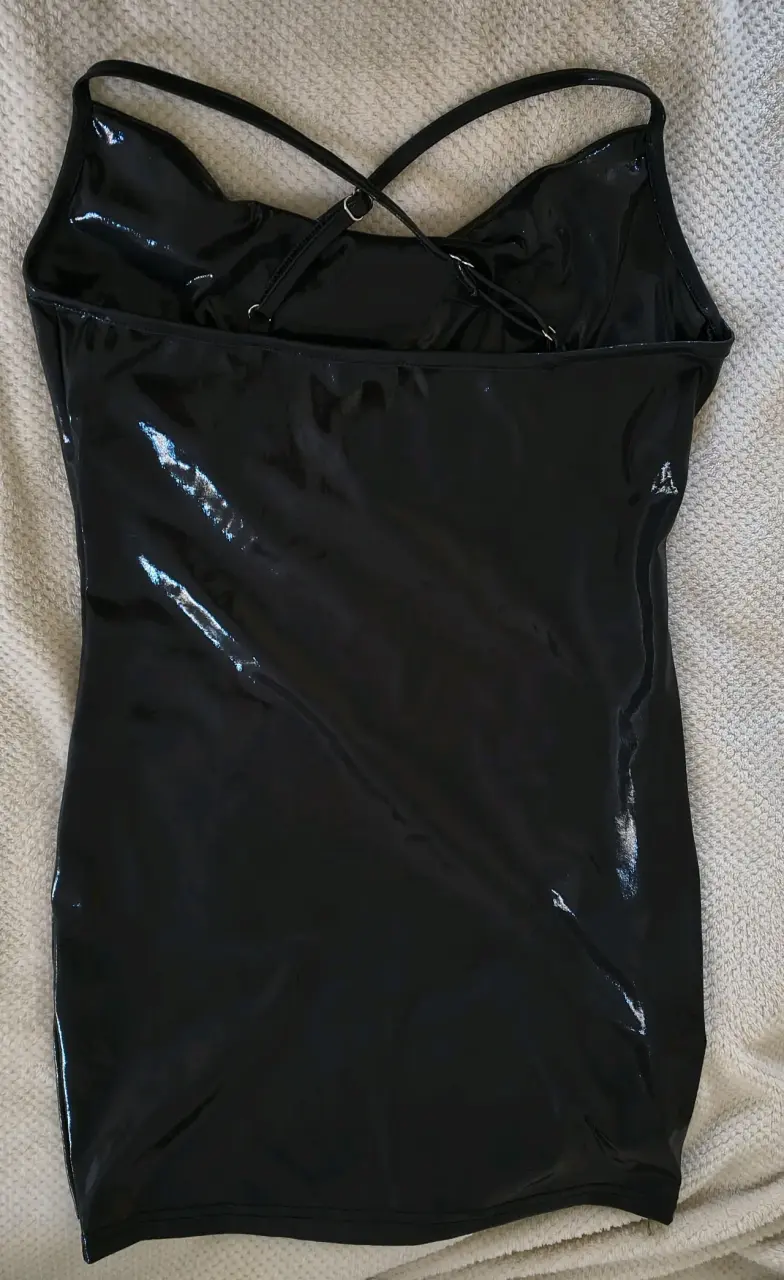Vestido negro brillante con tirantes cruzados - 2
