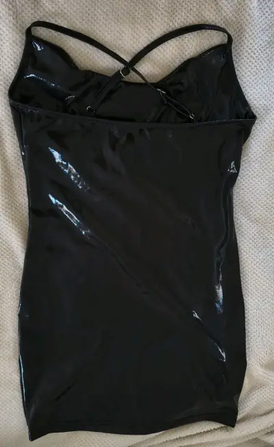 Vestido negro brillante con tirantes cruzados - miniatura 2