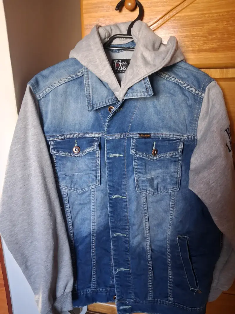 Chaqueta de mezclilla con capucha gris