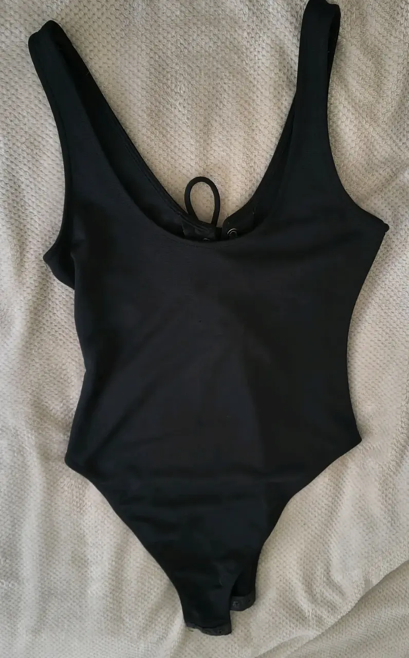 Body negro con diseño de encaje frontal - 2