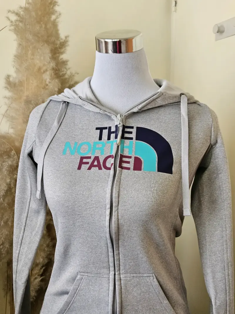 Polerón con cierre y capucha — The North Face 🤍🩶 - 4