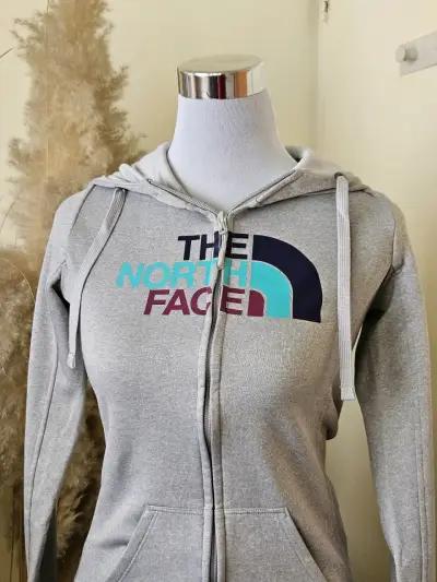 Polerón con cierre y capucha — The North Face 🤍🩶 - miniatura 4