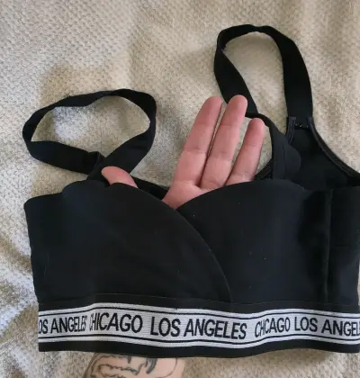 Top deportivo negro con cierre frontal - miniatura 3