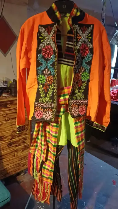 Traje de tinku con bordados coloridos - miniatura 1