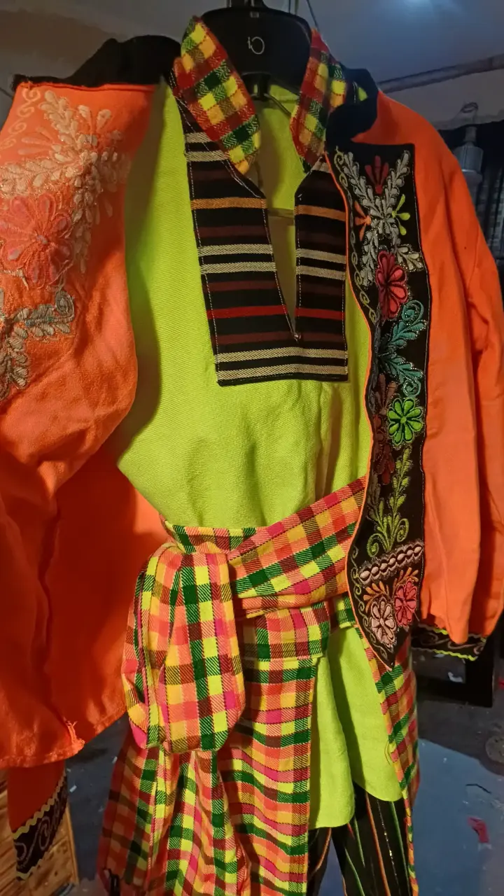 Traje de tinku con bordados coloridos - 2