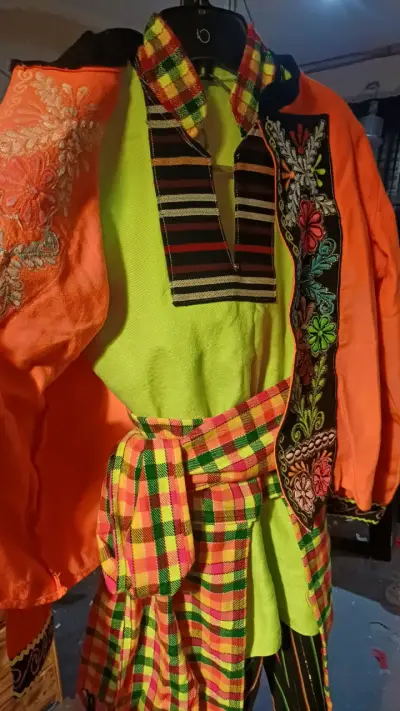 Traje de tinku con bordados coloridos - miniatura 2