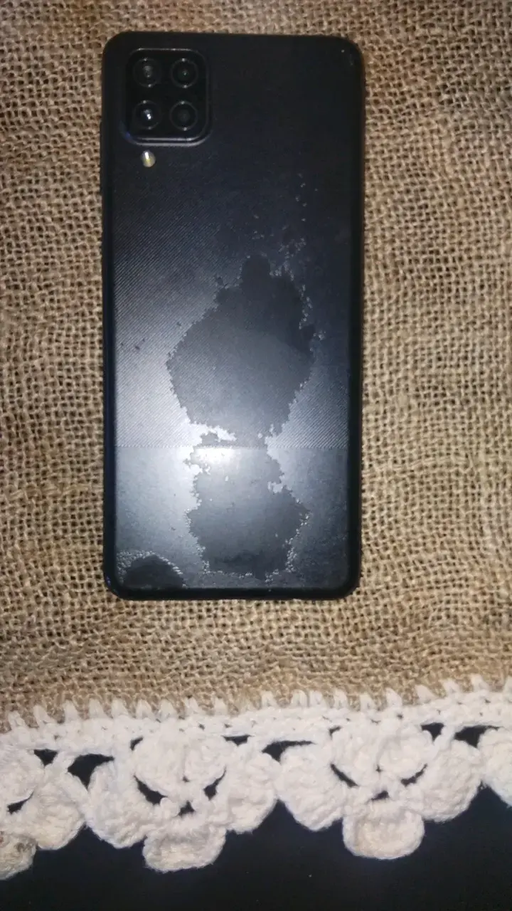 Samsung Galaxy A12 con pantalla dañada - 1