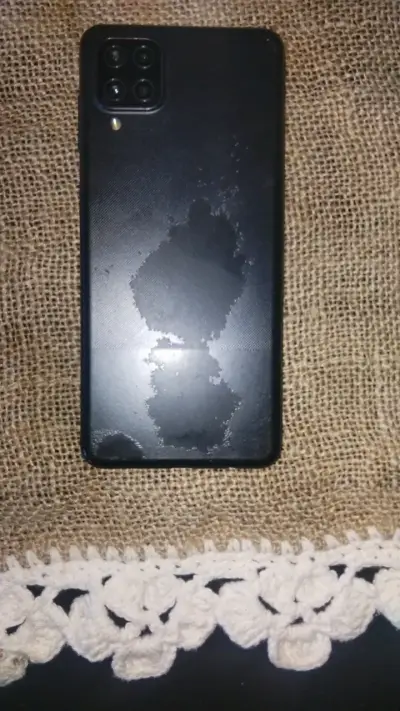 Samsung Galaxy A12 con pantalla dañada - miniatura 1