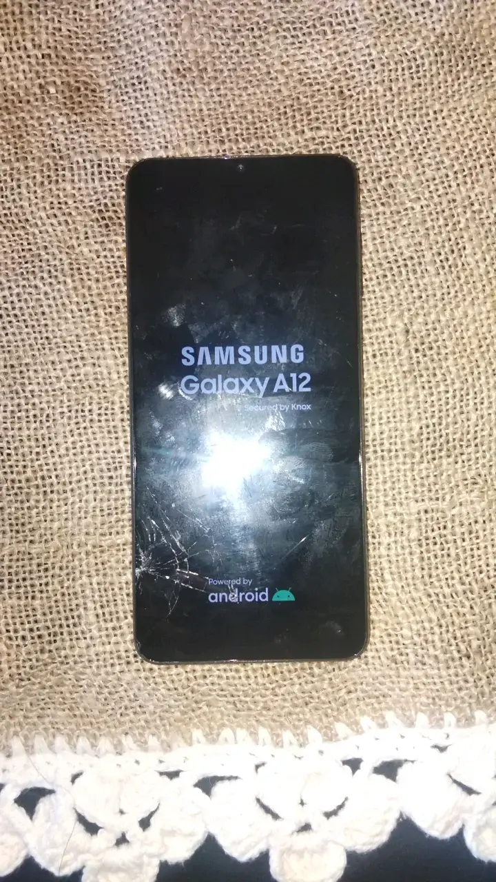 Samsung Galaxy A12 con pantalla dañada - 2