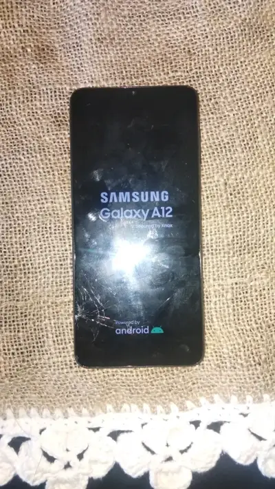Samsung Galaxy A12 con pantalla dañada - miniatura 2