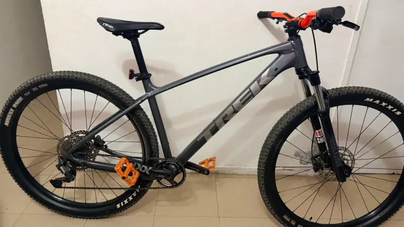 Bicicleta Trek Marlin 7 con accesorios - 1