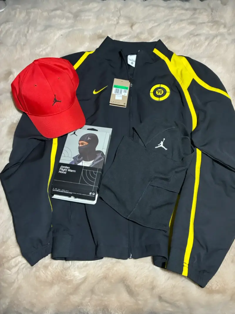 Conjunto deportivo Nike con gorra y capucha