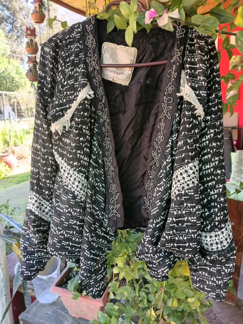Chaqueta negra con diseño bordado para mujer - 1