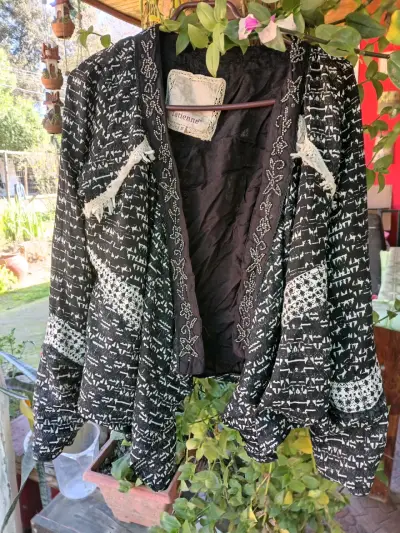 Chaqueta negra con diseño bordado para mujer - miniatura 1
