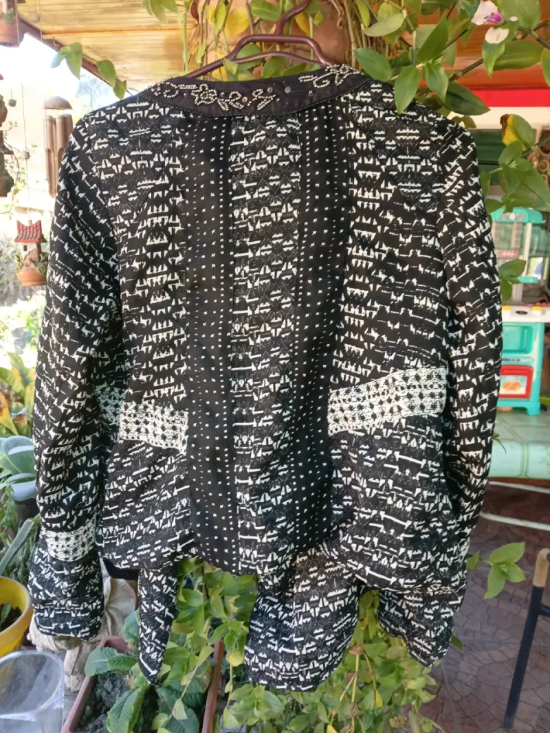 Chaqueta negra con diseño bordado para mujer - 2