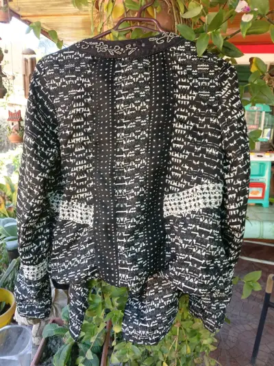 Chaqueta negra con diseño bordado para mujer - miniatura 2