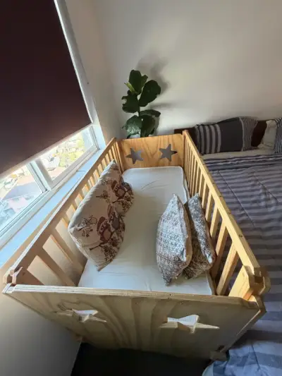 Cuna de madera para bebé con diseño de estrellas - miniatura 1