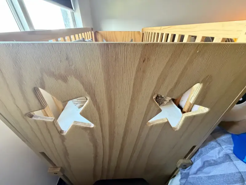 Cuna de madera para bebé con diseño de estrellas - 2
