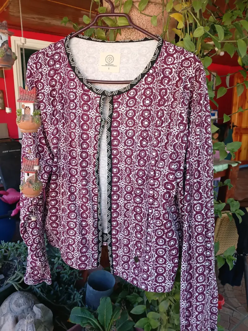 Chaqueta de mujer estampada en tonos burdeos - 1