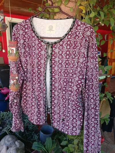 Chaqueta de mujer estampada en tonos burdeos - miniatura 1