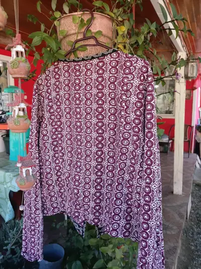 Chaqueta de mujer estampada en tonos burdeos - miniatura 2