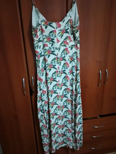 Vestido largo floral con tirantes - miniatura 2